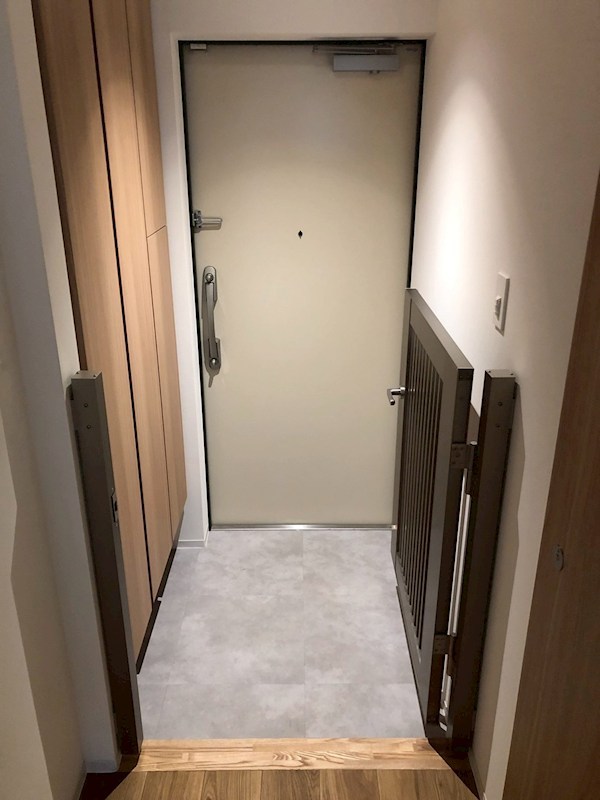 リーラ横浜川和町 玄関