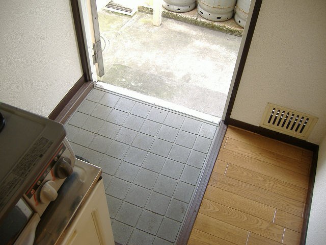 メゾンクレールA棟  玄関