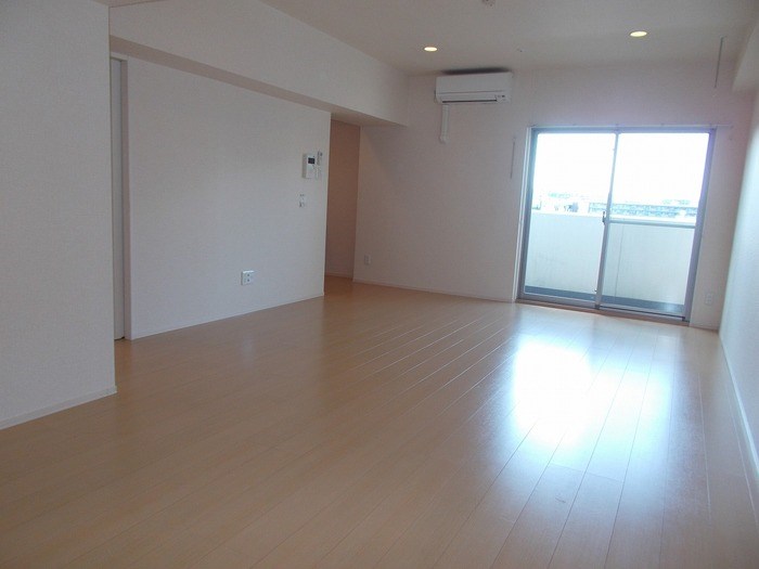 ジェイ・エス・ティ横浜東 リビング