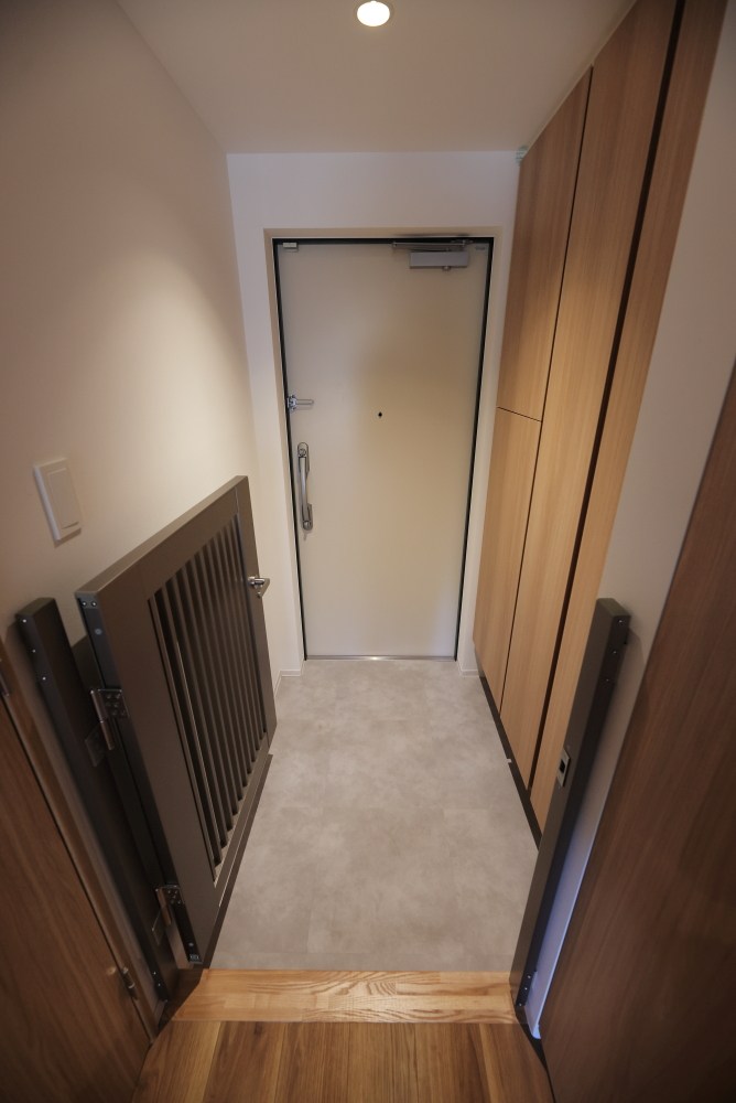 リーラ横浜川和町 玄関