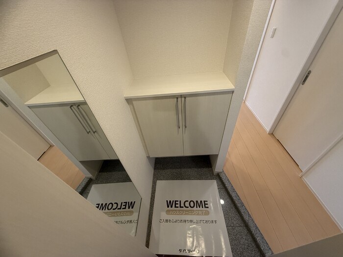 ジェイ・エス・ティ横浜東 玄関