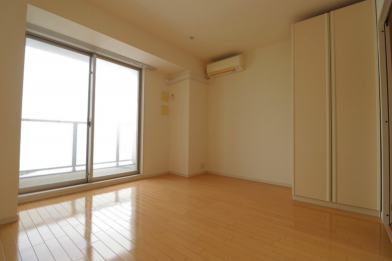 ステーション・タワー・ウラヤス リビング