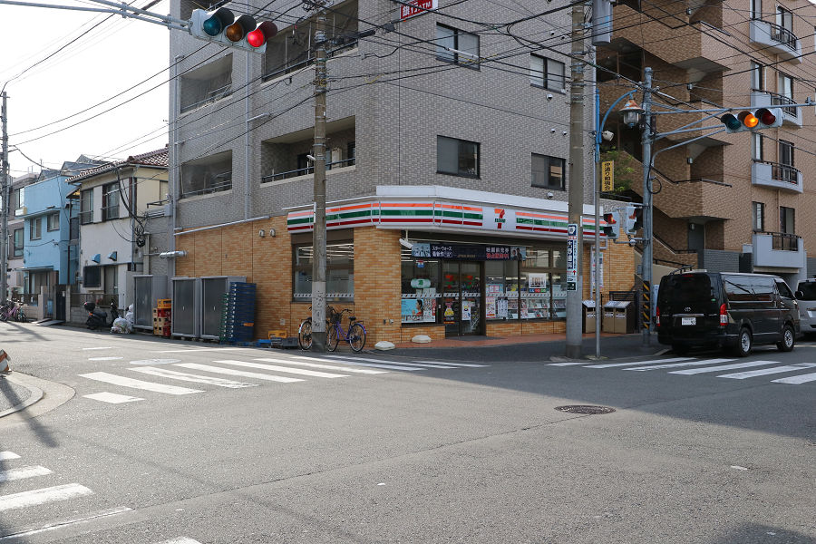神奈川県横浜市鶴見区本町通３丁目 コンビニ