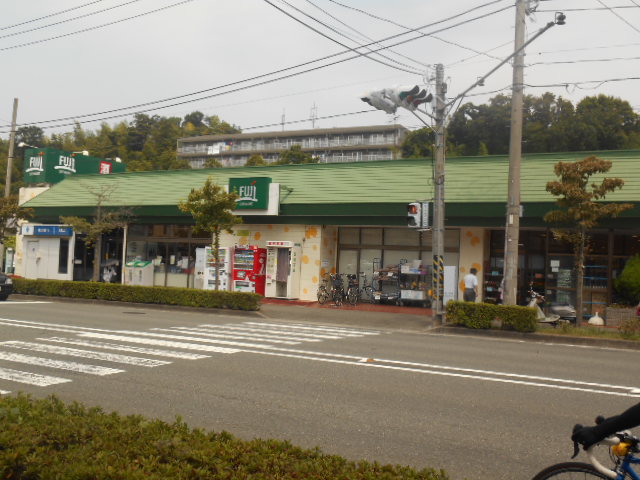 神奈川県横浜市金沢区富岡西４丁目 スーパー