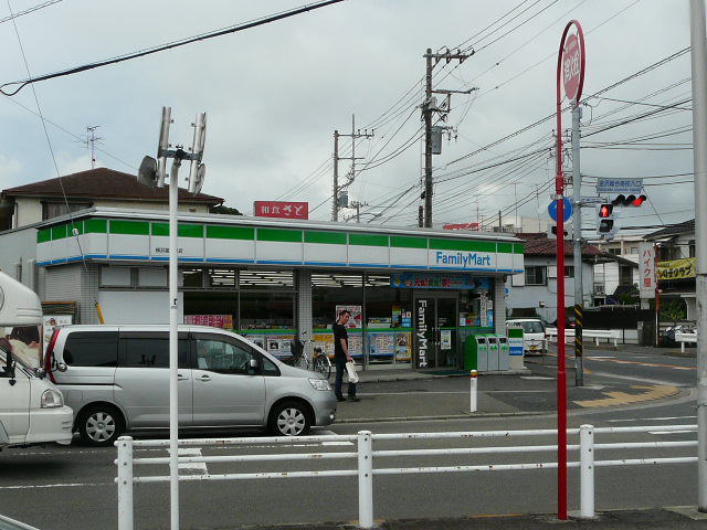 神奈川県横浜市金沢区富岡西３丁目 コンビニ