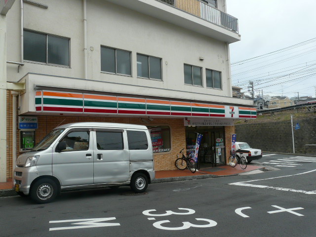神奈川県横浜市金沢区富岡西３丁目 コンビニ