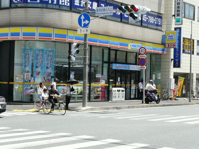 神奈川県横浜市金沢区釜利谷東３丁目 コンビニ