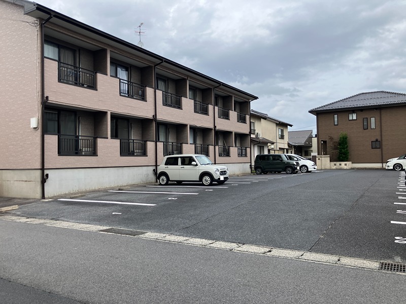 リヴズモネⅠ 駐車場