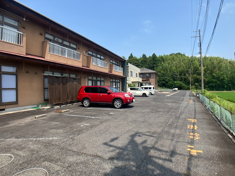 コーポクラモト 駐車場