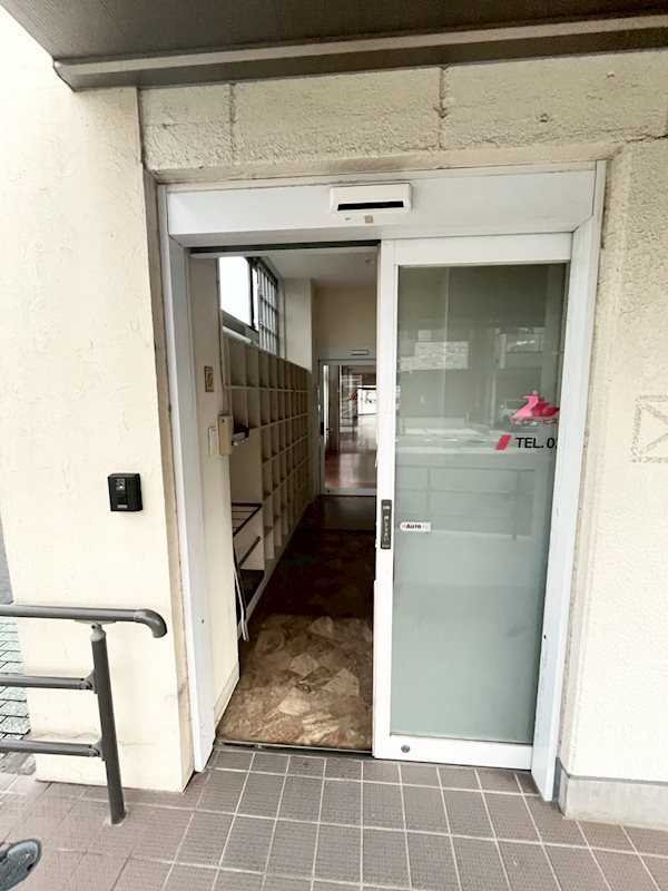 花主題ビル 玄関
