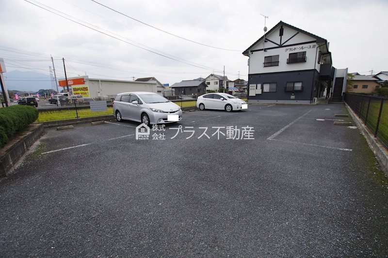 グランドソレーユⅢ 駐車場