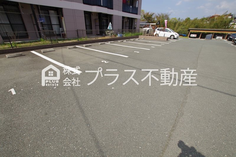 コンフォルテーヴォレⅠ 駐車場