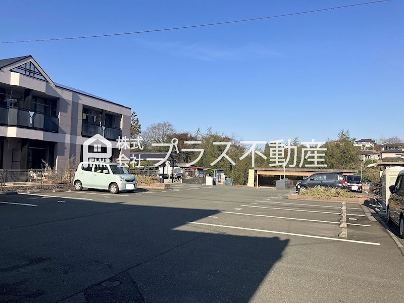 コンフォルテーヴォレⅡ 駐車場
