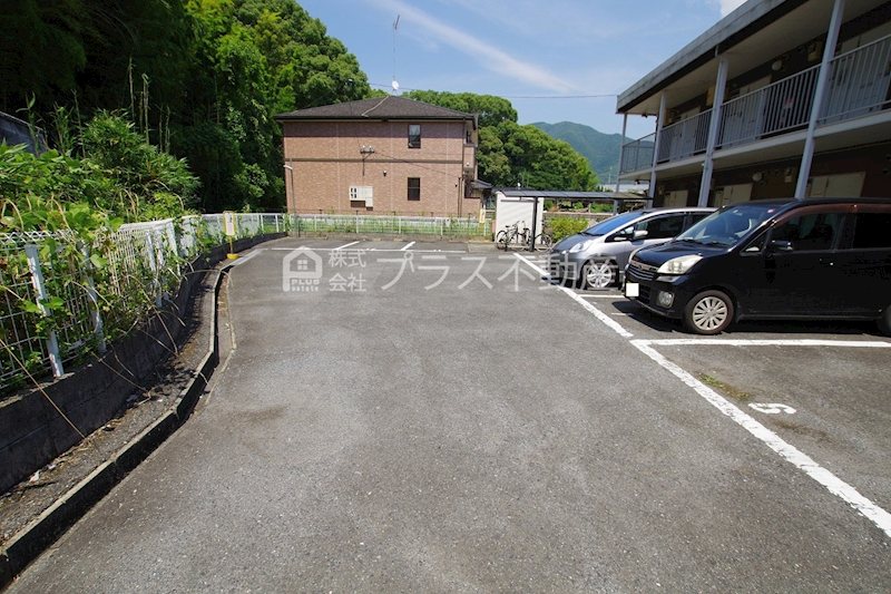 レオパレスヴェルデ 駐車場