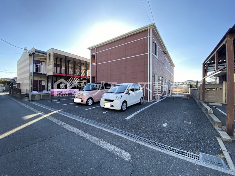 ヴィラージュ新木屋瀬 駐車場