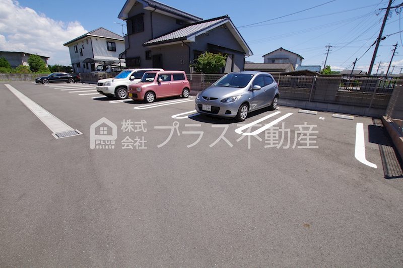 ヴィラ　ド　ハピネスⅠ 駐車場