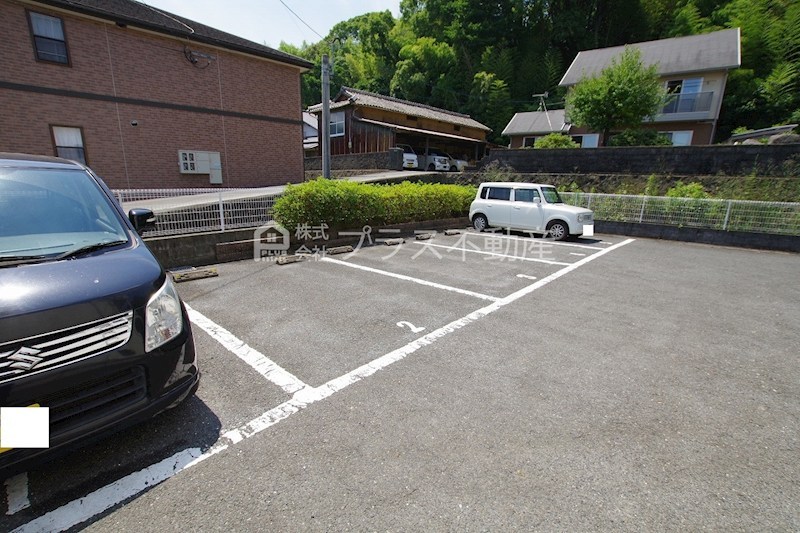 レオパレスヴェルデ 駐車場