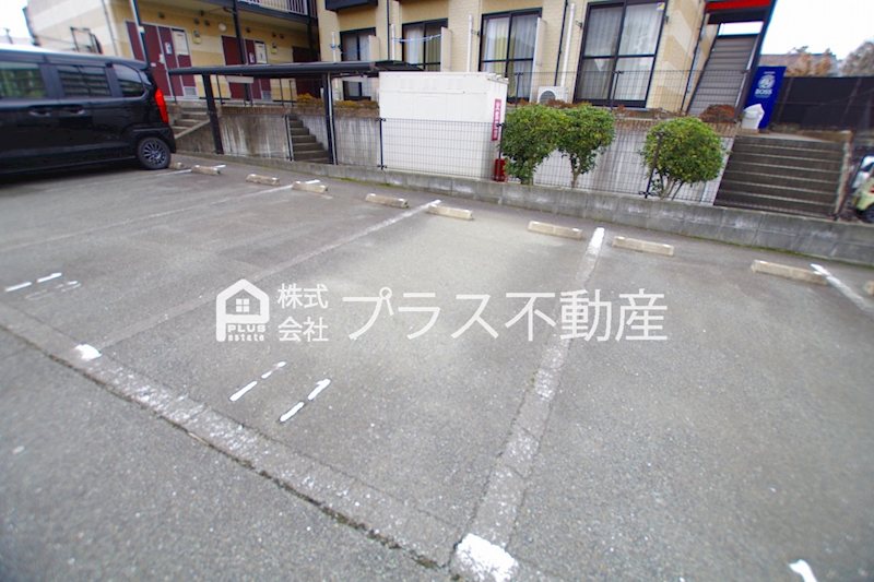 レオパレスマ　シャンテ 駐車場