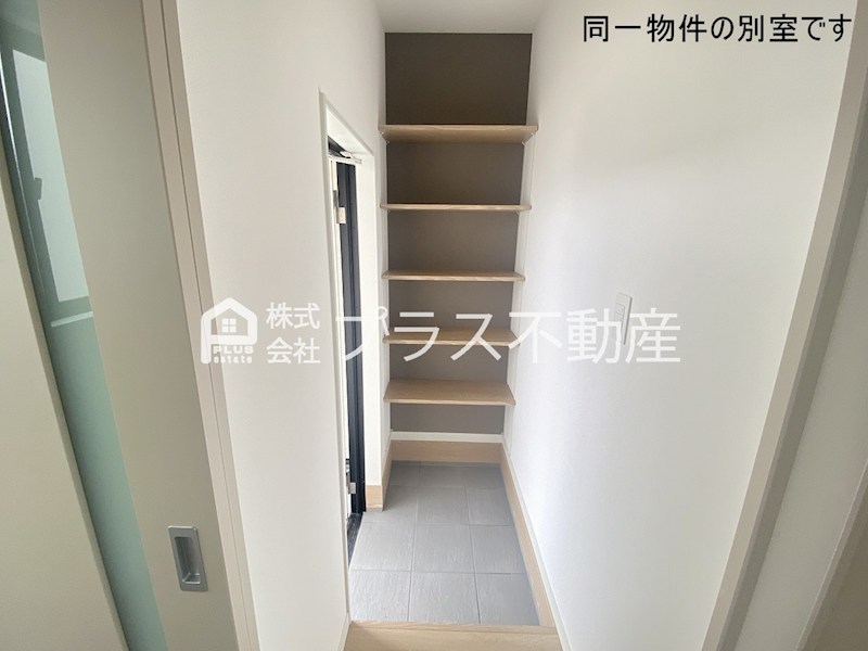 アイナス　B棟 玄関