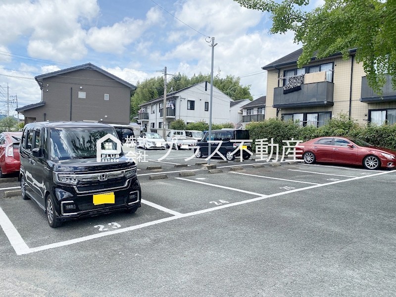 ヴィラ・フローラC 駐車場