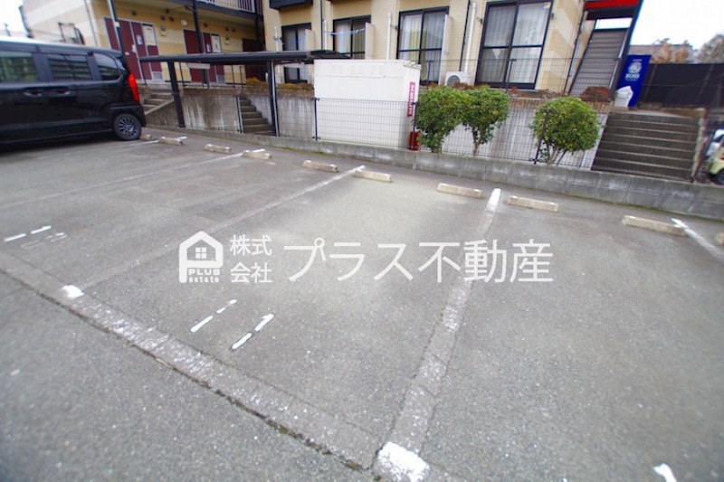 レオパレスマ　シャンテ 駐車場
