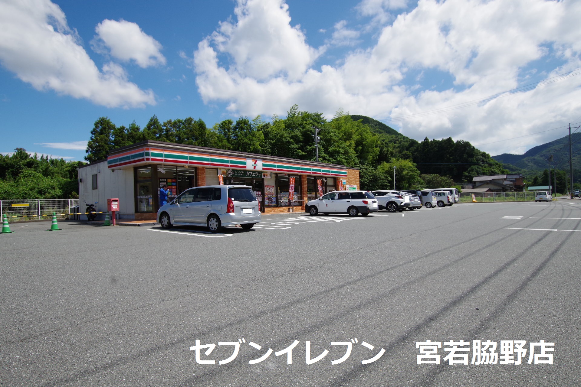 レオパレスマ　シャンテ コンビニ