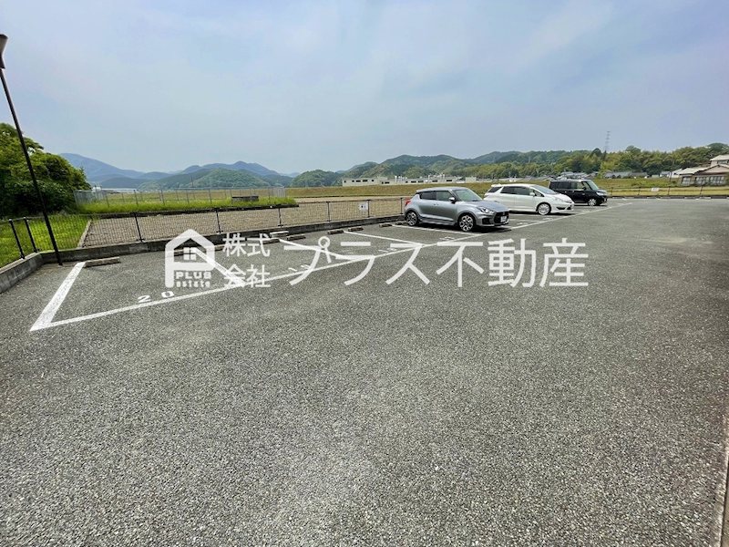 レオパレスマ　メゾン 駐車場