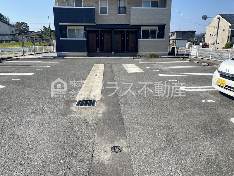 サン・クローバー小竹弐番館 駐車場