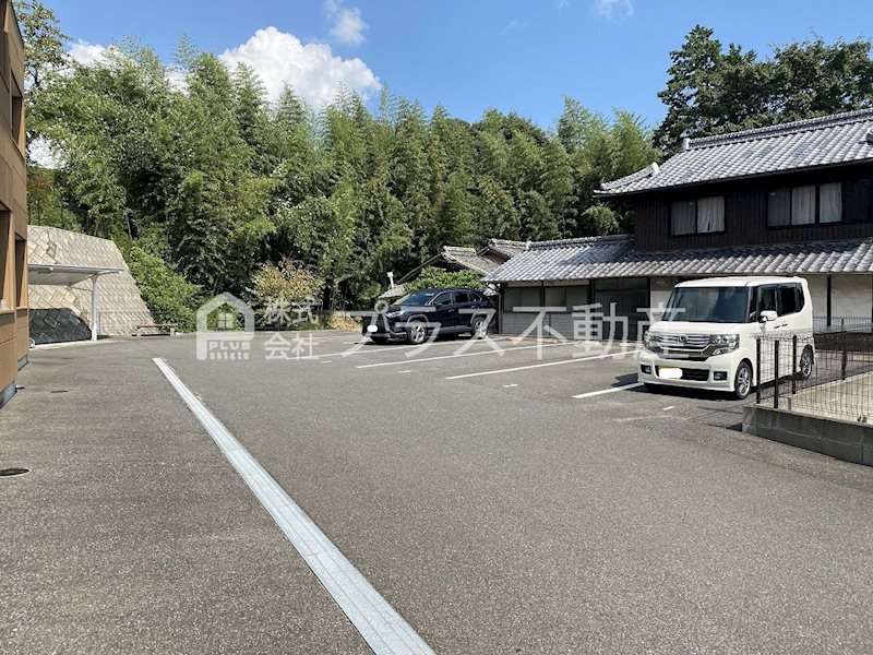 ファイングレイス梅の木 駐車場