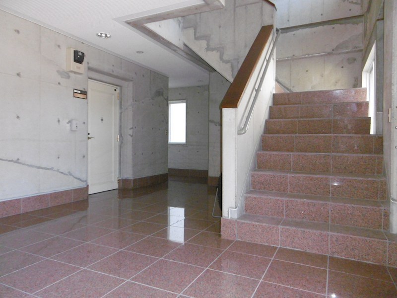 ヒルハウス披露山 玄関