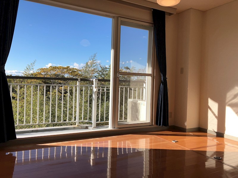 ヒルハウス披露山 リビング