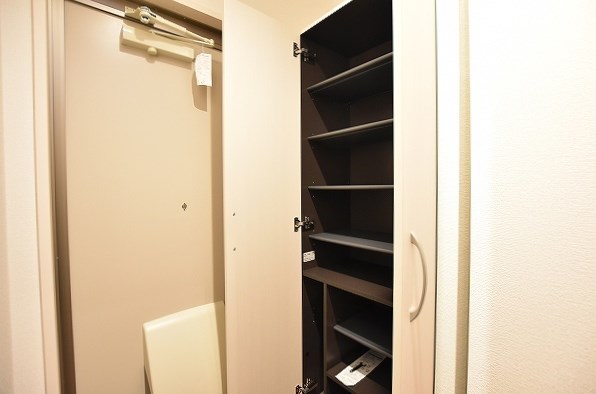 トレス日明壱番館 玄関