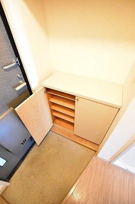 プラティークアヴェニュー　A棟 玄関