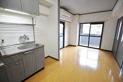 ロイヤルセンターＢＬＤ リビング