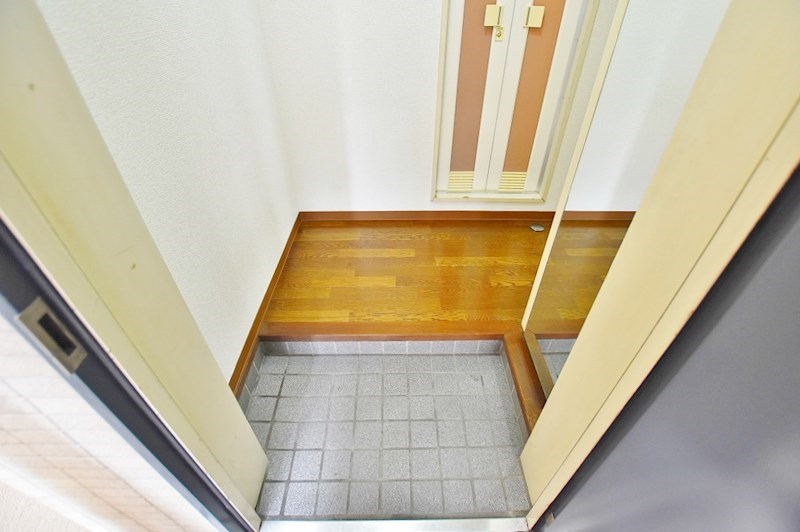 メゾンド片野 玄関