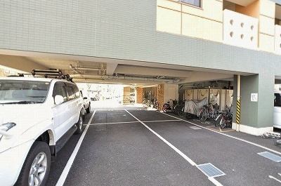 ウィングス砂津 駐車場