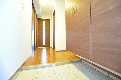 レジナスイート田町 玄関