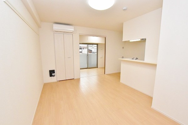 エンラージ・タワー リビング