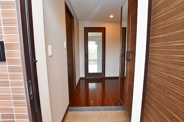 クレスト南小倉 玄関