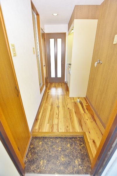 ヤンググレイス若園 玄関