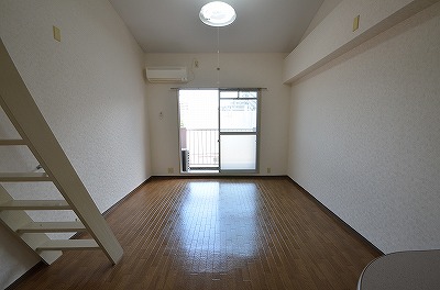 オリエンタル朝日ヶ丘 リビング