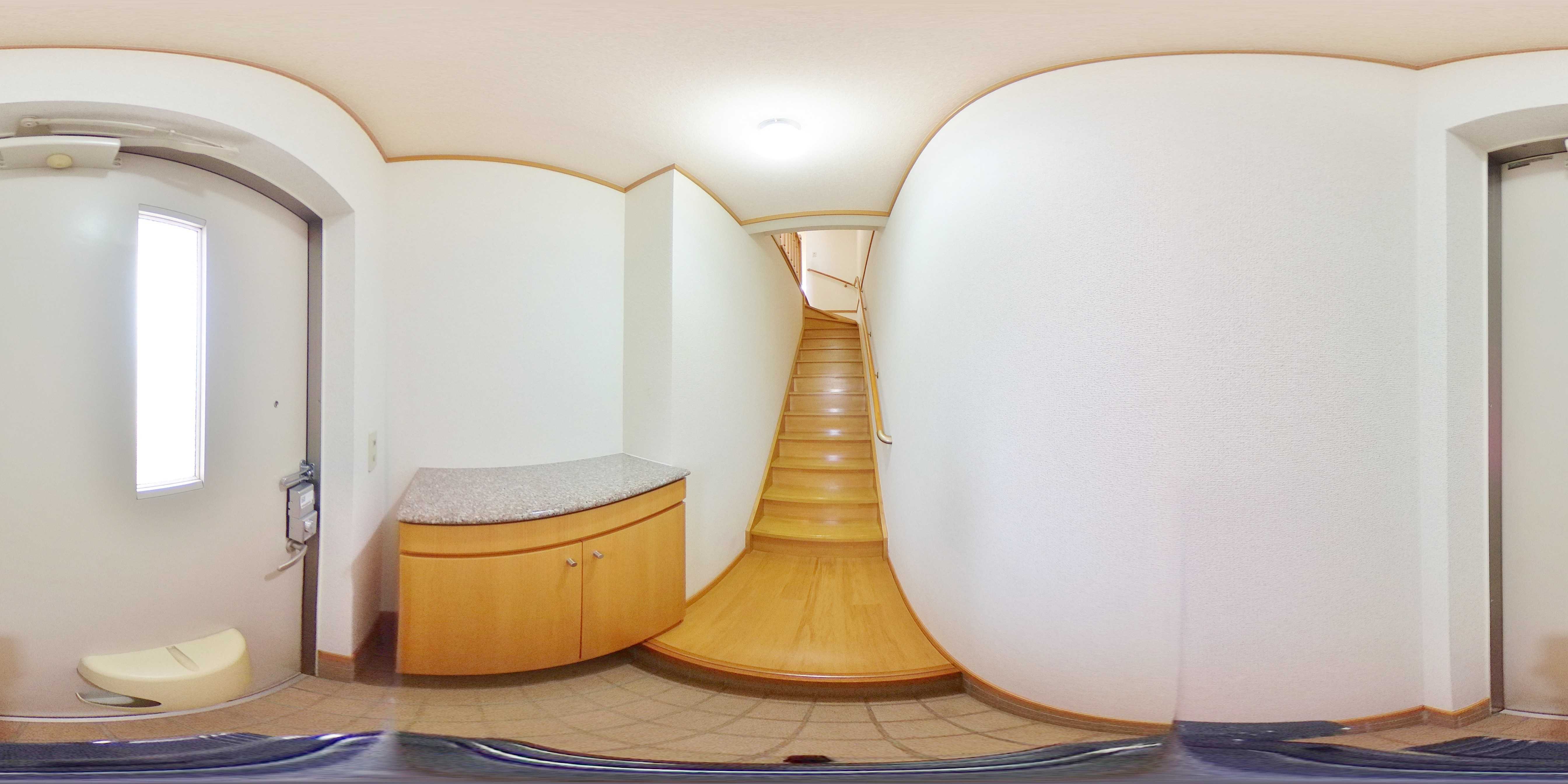 フィオーレ長行東二番館 玄関