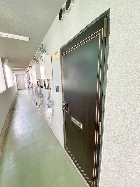 ロイヤルアネックス 玄関