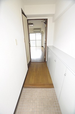 パレス三萩野 玄関