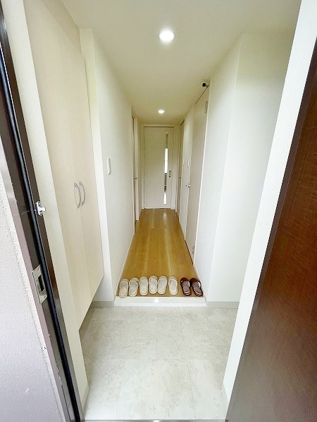 ワイエヌビル  玄関