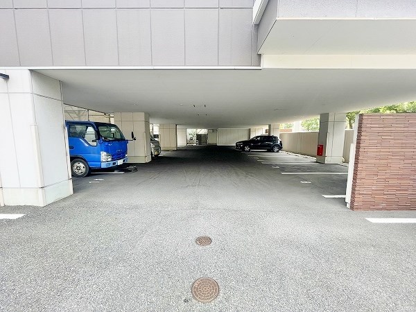 ワイエヌビル  駐車場