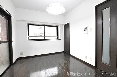 ロマネスク下到津 リビング