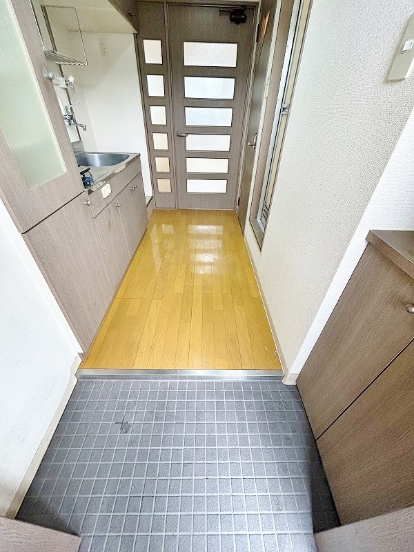 アヴィニール清水 玄関