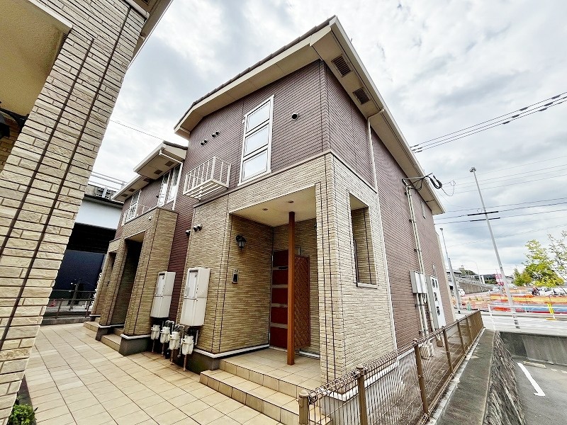 ウエスト　アヴェニューB棟   203号室 外観