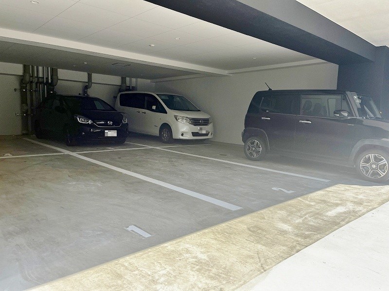 Brelia MIHAGINO (ブレリア三萩野)  駐車場